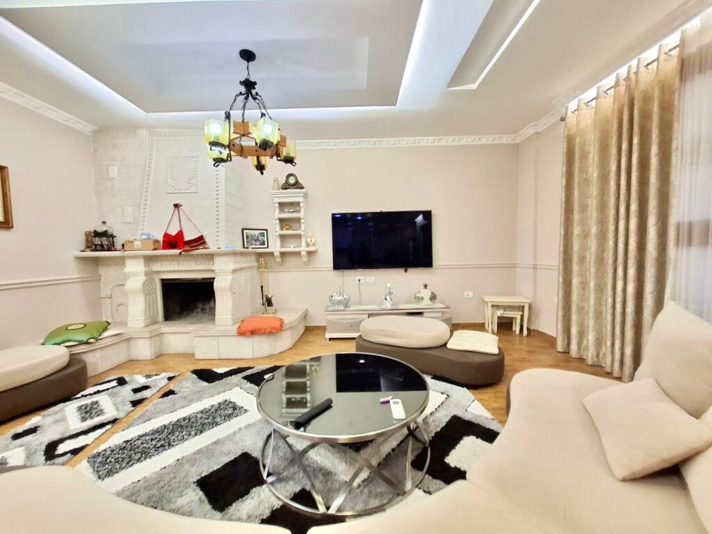 Apartament me qera hera e parë (130m2) 1+1 me verandë 📍Rruga elbasanit/ Fakulteti ekonmik (përfshirë 1 post parkimi)