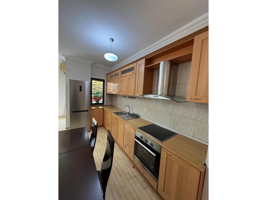 Apartament 2+1+2 per qira tek Stacioni Trenit