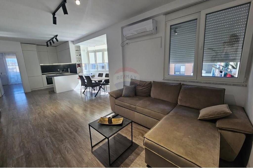 Apartament 1+1 për qira tek Pazari i Ri!