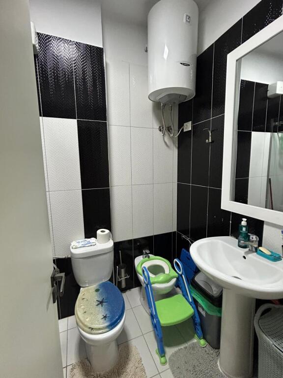 Në zonën e Yzberishtit, pranë Luis Bar, jepet me qera apartament 2+1, i mobiluar. 500Euro