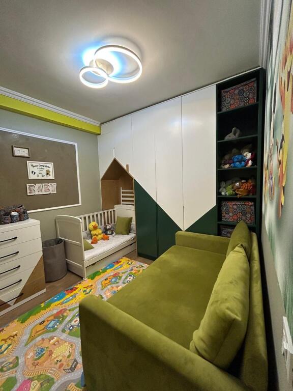 Në zonën e Yzberishtit, pranë Luis Bar, jepet me qera apartament 2+1, i mobiluar. 500Euro