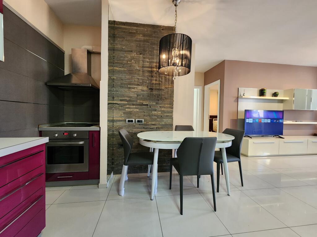 Apartament me qira: 3+1 & 2 ballkone 📍Qendër/ pazari ri (100 m2)