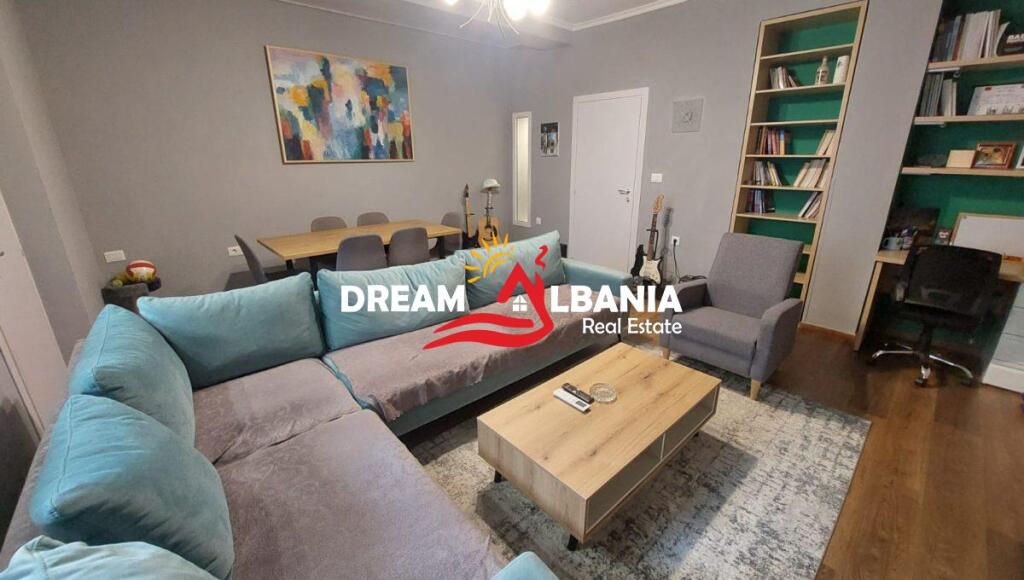 Vila me qera prane Shkolles se Baletit (ID 4251340)