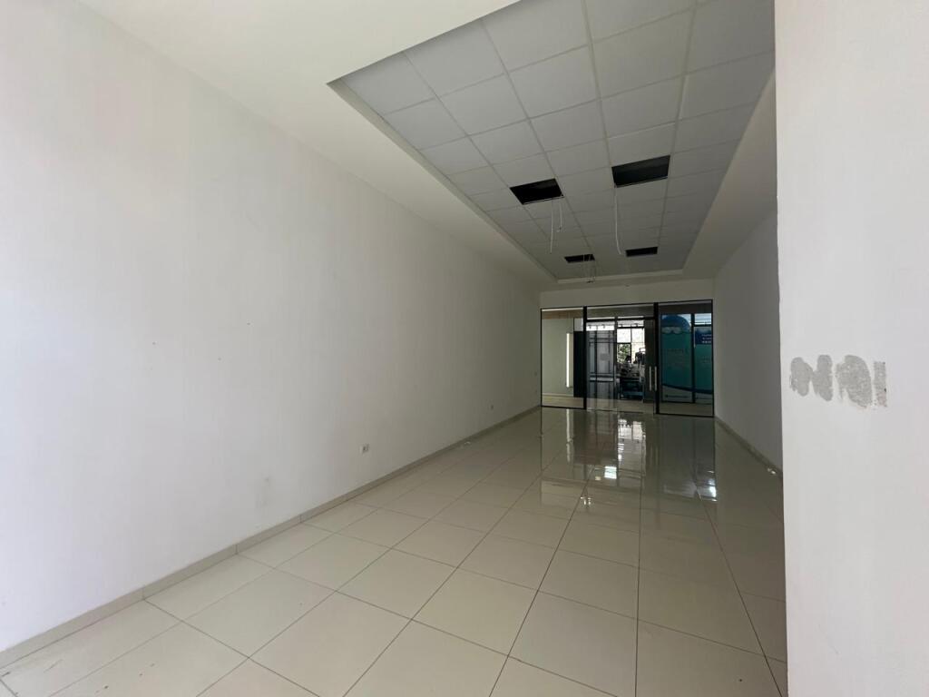 Ambient komercial për qira në qendër të Kamzës.