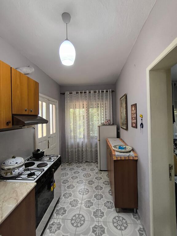 Apartament 1+1 për Qira – Rruga Albanopoli (Vilë Private)