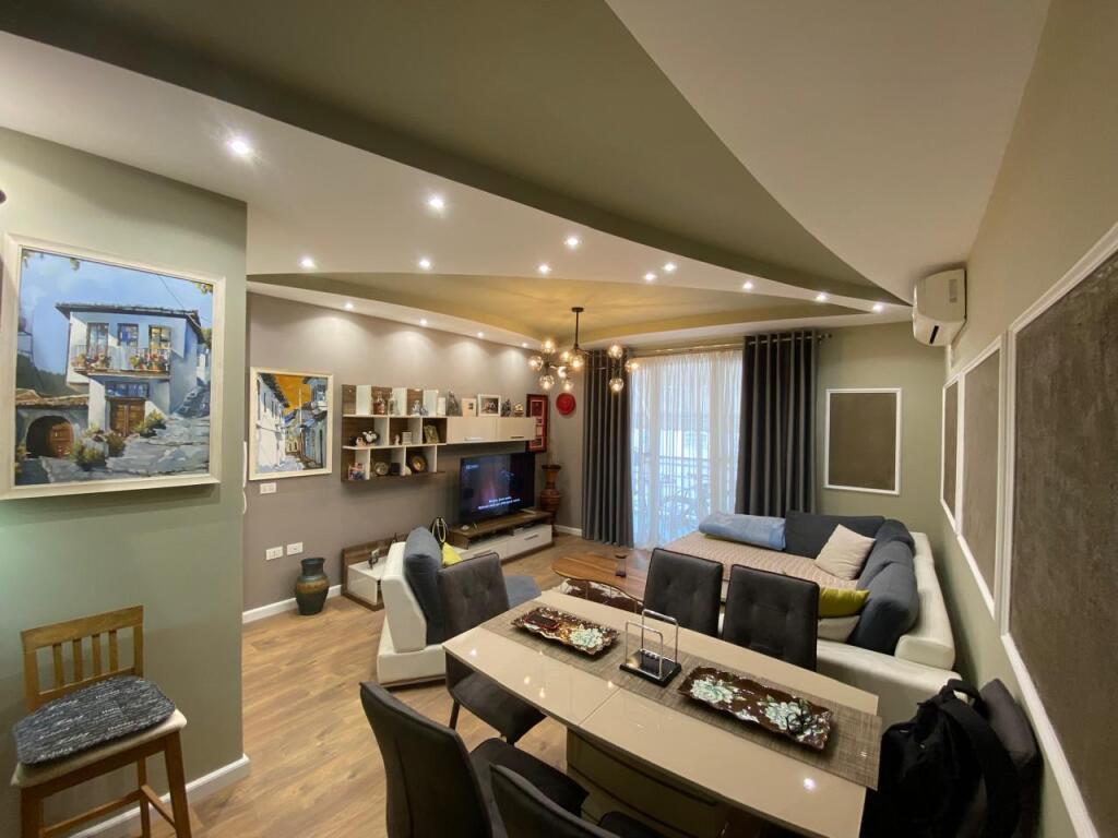 Në zonën e Yzberishtit, pranë Luis Bar, jepet me qera apartament 2+1, i mobiluar. 500Euro