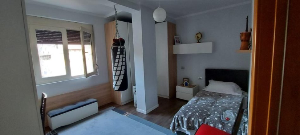 A 2+1 apartment is offered for rent between Vasil Shanto and the commune, the house of offers.