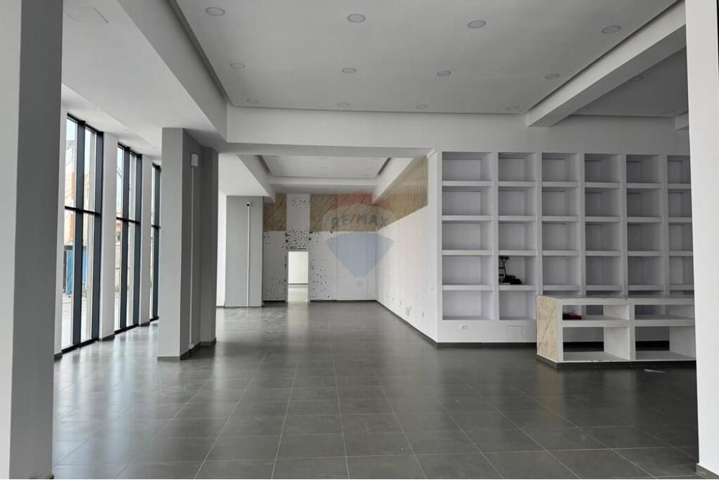 EXCLUSIVE! In the area of Lapraka on Dritan Hoxha street, a business space is offered for rent on the ground floor.