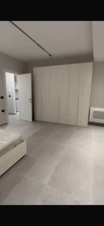 Një apartament 1+1 jepet me qera tek Shkolla Bashkuar