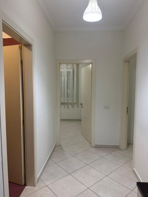 Apartament 2+1+2 për qira, pranë xhamisë kopshti botanik.