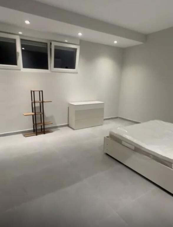Një apartament 1+1 jepet me qera tek Shkolla Bashkuar