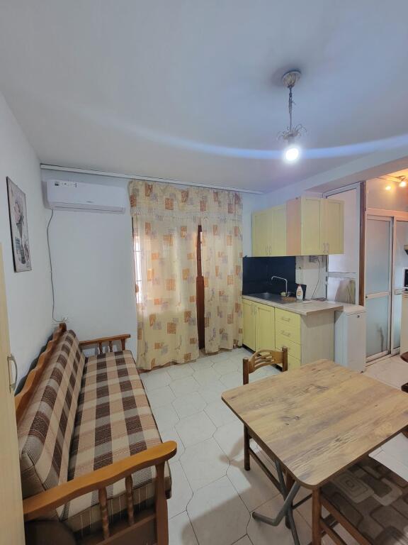 Garsionere me qira prane shkolles Xhezmi delli 