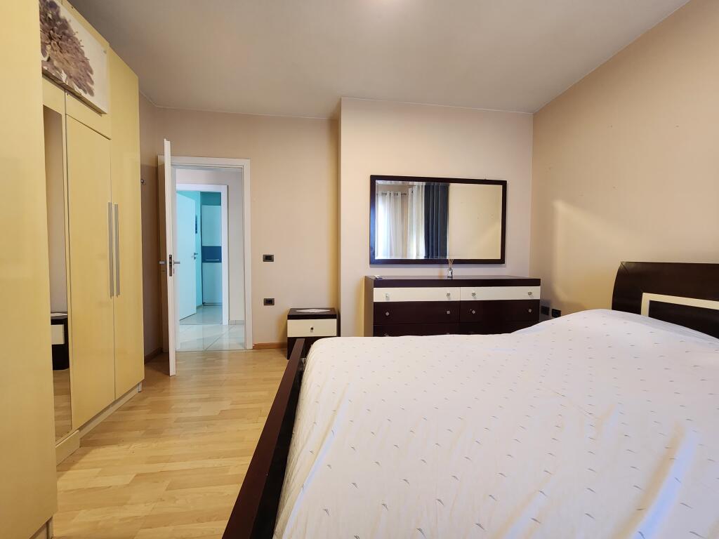 Apartament me qira: 3+1 & 2 ballkone 📍Qendër/ pazari ri (100 m2)