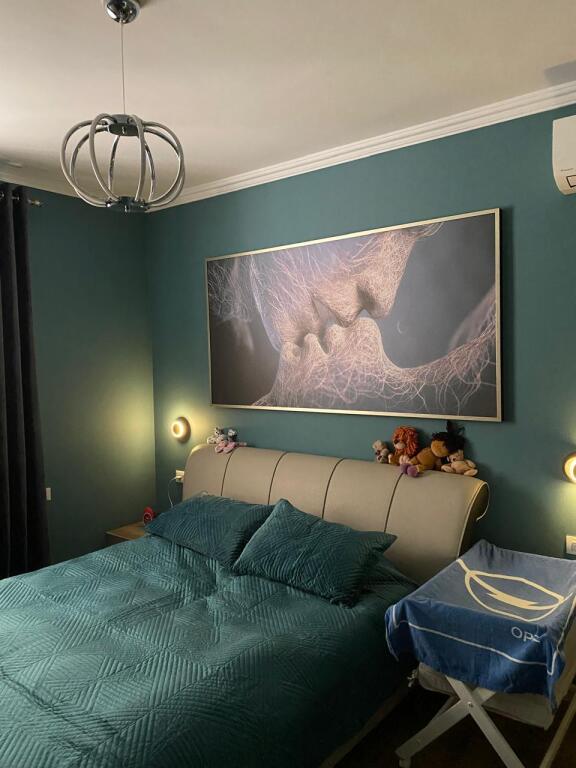 Në zonën e Yzberishtit, pranë Luis Bar, jepet me qera apartament 2+1, i mobiluar. 500Euro