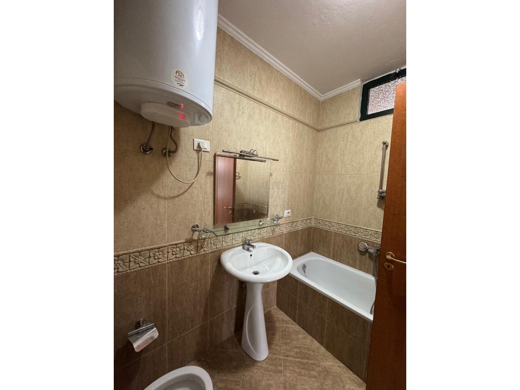 Apartament 2+1+2 per qira tek Stacioni Trenit