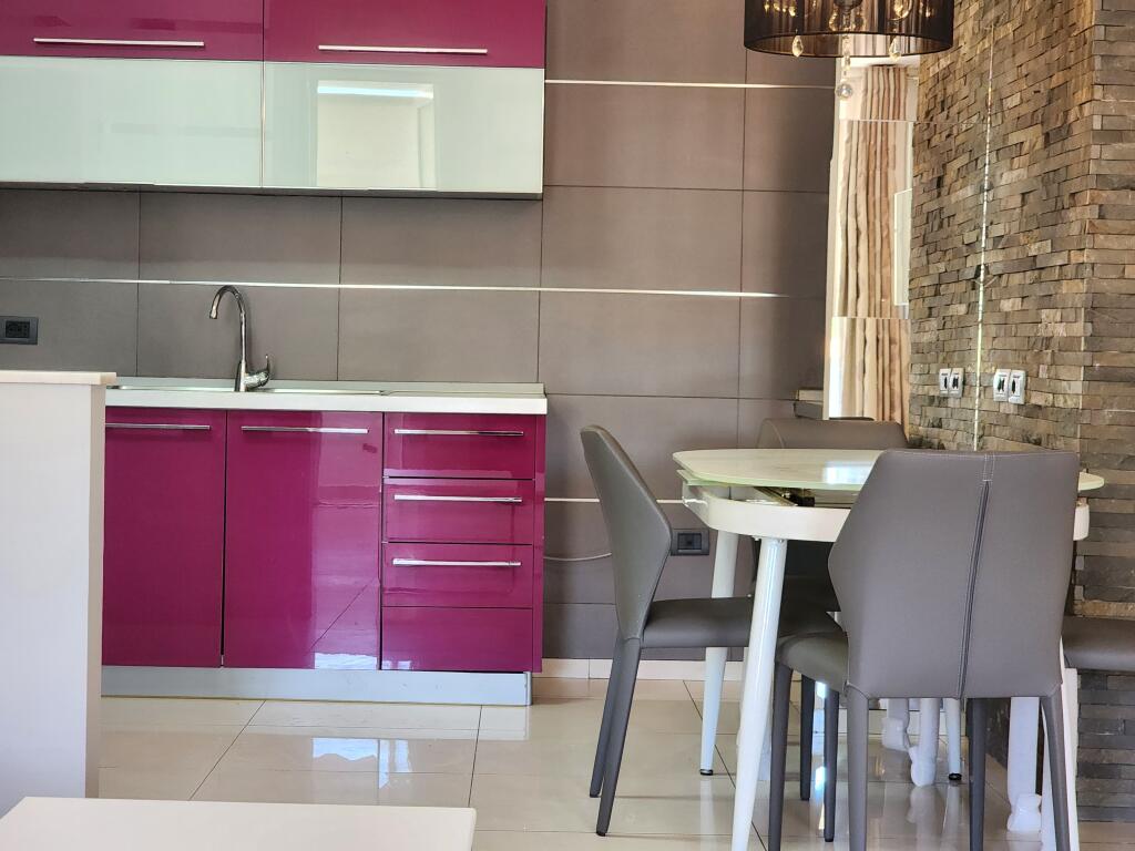 Apartament me qira: 3+1 & 2 ballkone 📍Qendër/ pazari ri (100 m2)