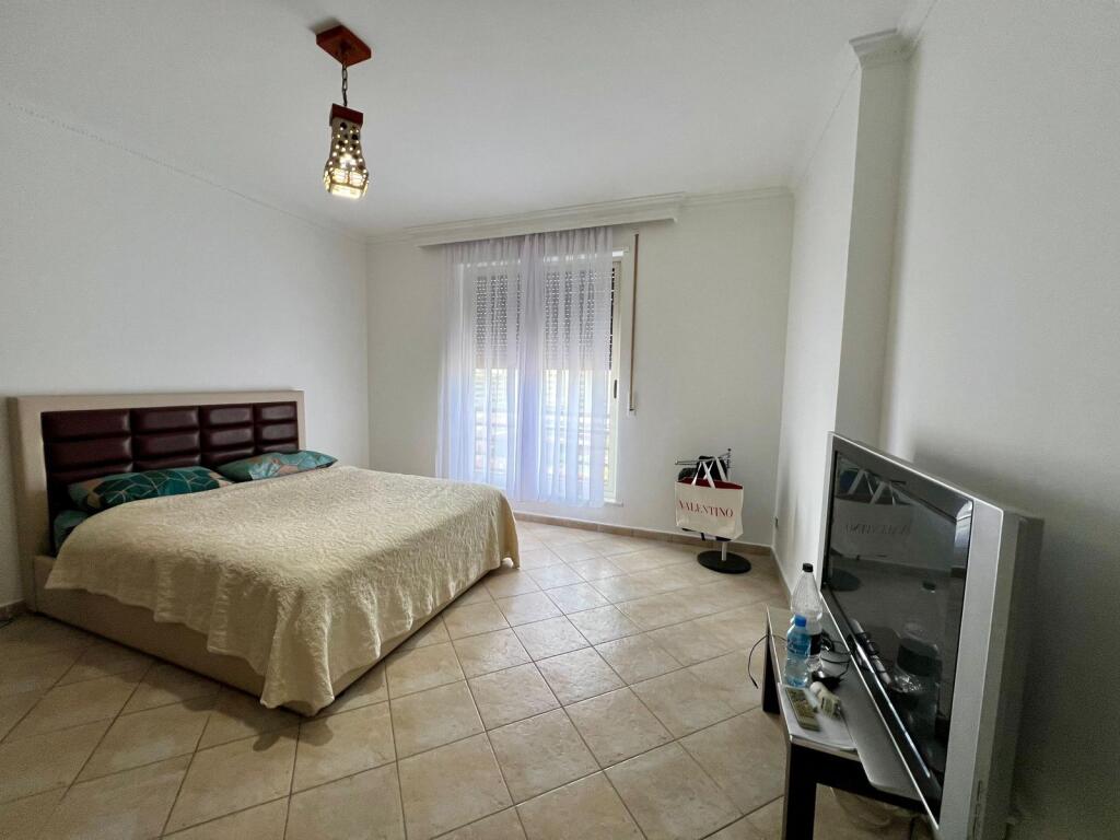 Apartament 2+1 për Qira – Rruga e Barrikadave