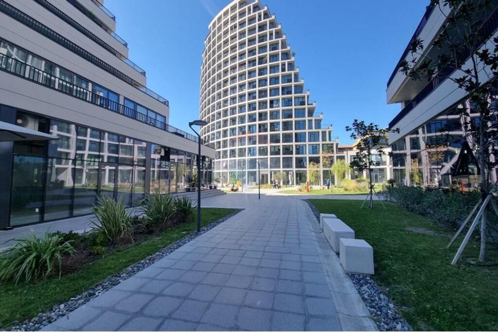 AMBIENT ZYRE + PARKIM PER QIRA TE LAKE VIEW!