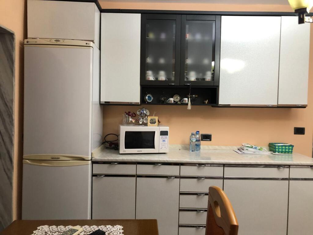 Apartament 2+1 me qira tek Shkolla e Kuqe