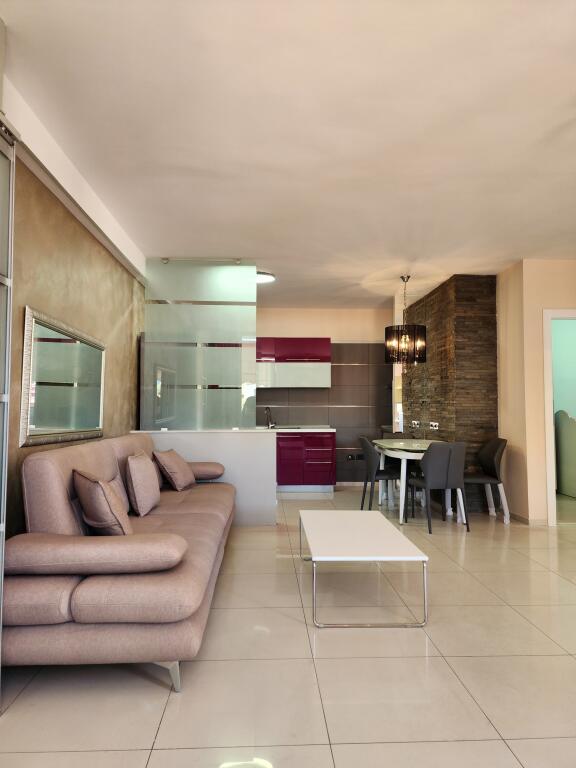 Apartament me qira: 3+1 & 2 ballkone 📍Qendër/ pazari ri (100 m2)
