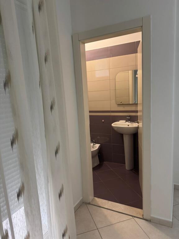 Apartament 2+1+2 për qira, pranë xhamisë kopshti botanik.