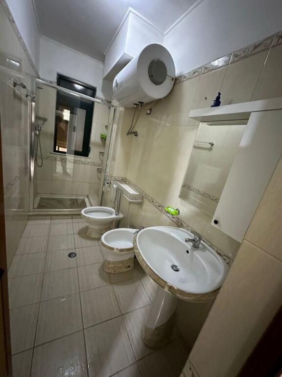 Një apartament 1+1 jepet me qera pranë Kopshtit Zoologjik.