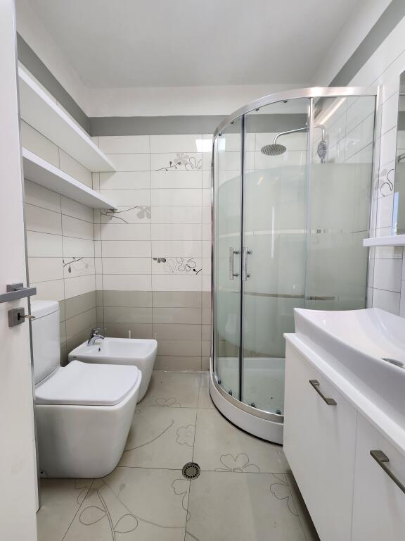 Apartament me qira: 3+1 & 2 ballkone 📍Qendër/ pazari ri (100 m2)