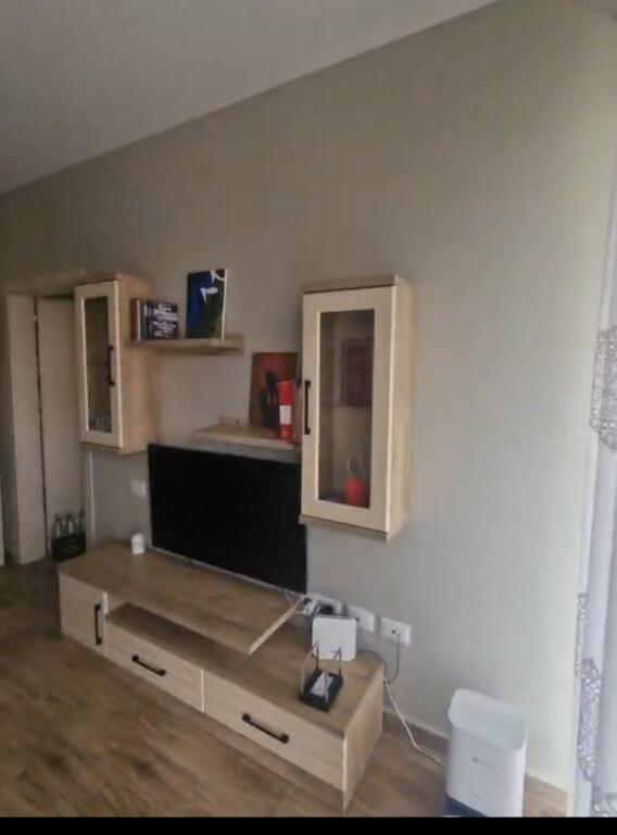 Apartament  për qira 1+1 + 1 vend parkimi (Fusha e aviacionit)