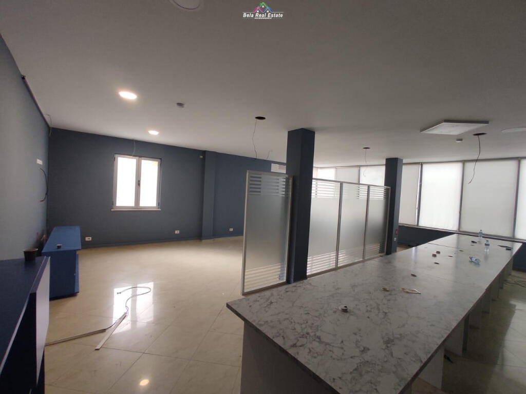 Zyre Me Qera Tek Farmacia 10 (ID BZ2637) Tirane.