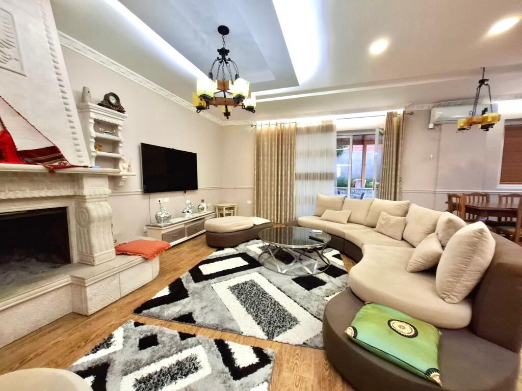 Apartament me qera hera e parë (130m2) 1+1 me verandë 📍Rruga elbasanit/ Fakulteti ekonmik (përfshirë 1 post parkimi)