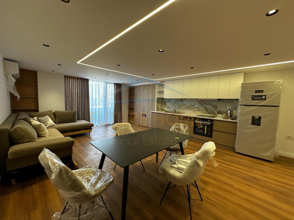 Shitet, Duplex, Golden Park, Tiranë.