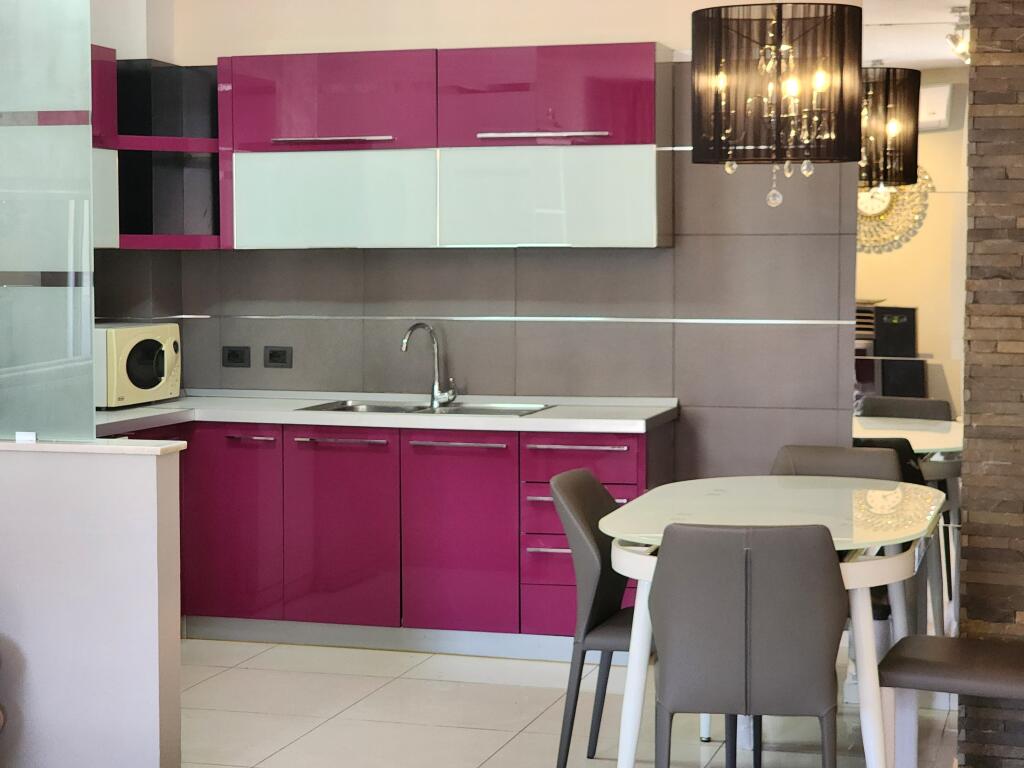 Apartament me qira: 3+1 & 2 ballkone 📍Qendër/ pazari ri (100 m2)
