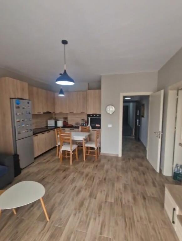 Apartament  për qira 1+1 + 1 vend parkimi (Fusha e aviacionit)
