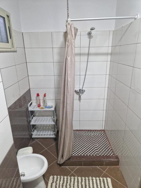Jepet shtëpi me qira te Rruga Islam Alla, ngjitur me Myslym Shyrin.