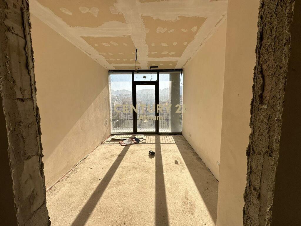 SHESIM APARTAMENT 3+1+2 + 2 POSTE PARKIMI TEK LIQENI TIRANES!
