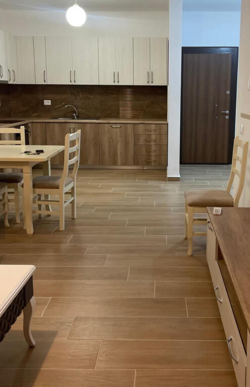 Jepet apartament 1+1+garazhd ne qender tek Selvia.