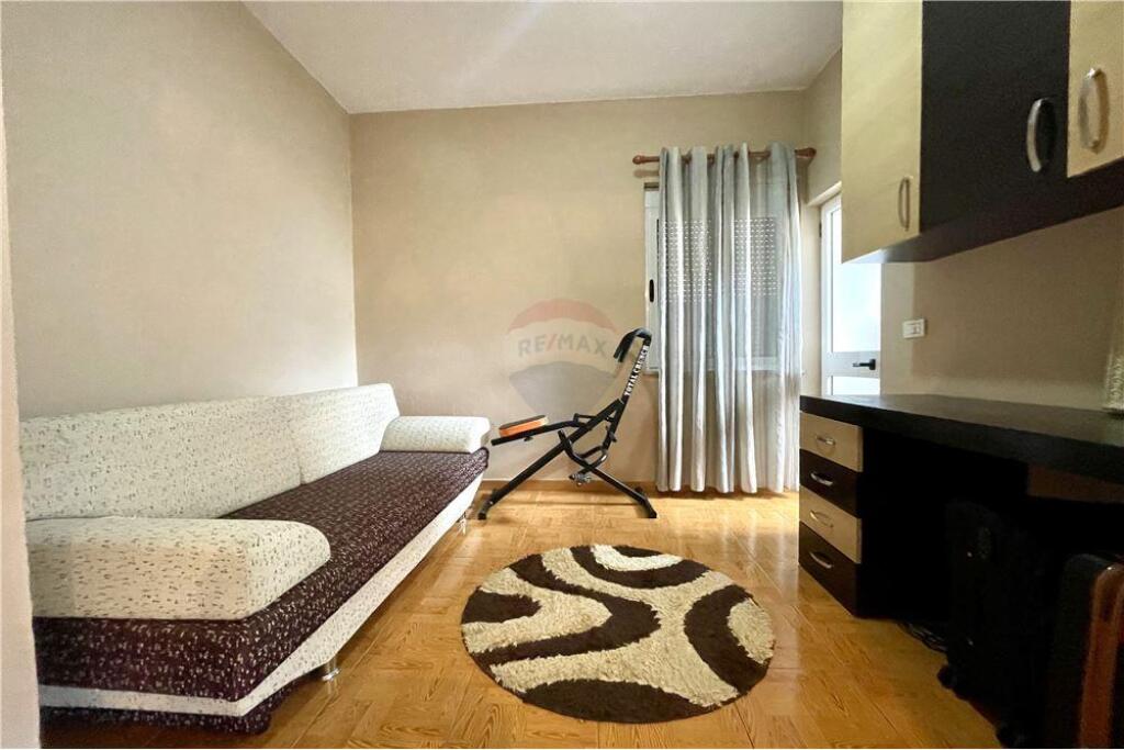Apartament 2+1 buze rruges "Myslym Shyri" (195'000 Euro) !