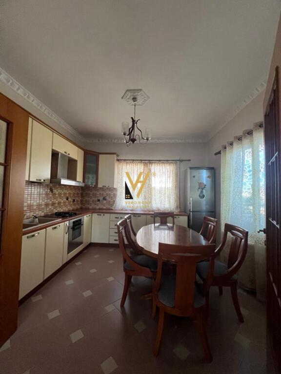 Një vilë 2-katëshe jepet me qera në Selitë për 1,200 euro.