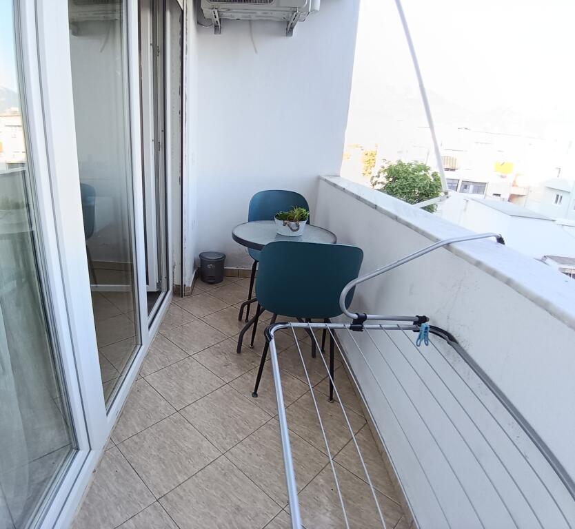 Apartament 1+1 për qira pranë Optika Roma, Pazari ri.