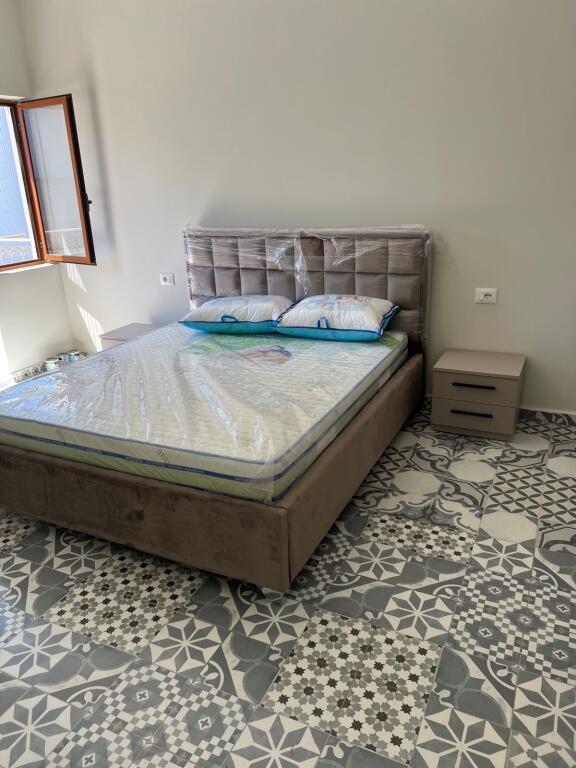 🏢Rruga Siri Kodra, pranë Karburant Gega Oil, jepet me qera apartament 2+1, i sapo mobiluar 500 Euro