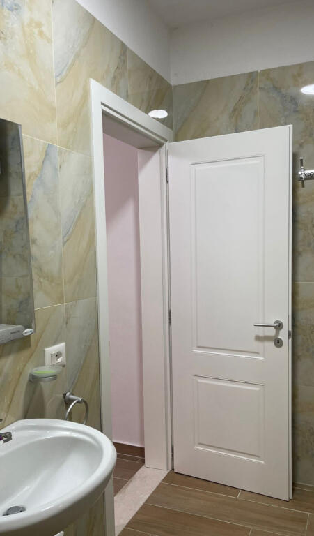 Jepet apartament 1+1+garazhd ne qender tek Selvia.