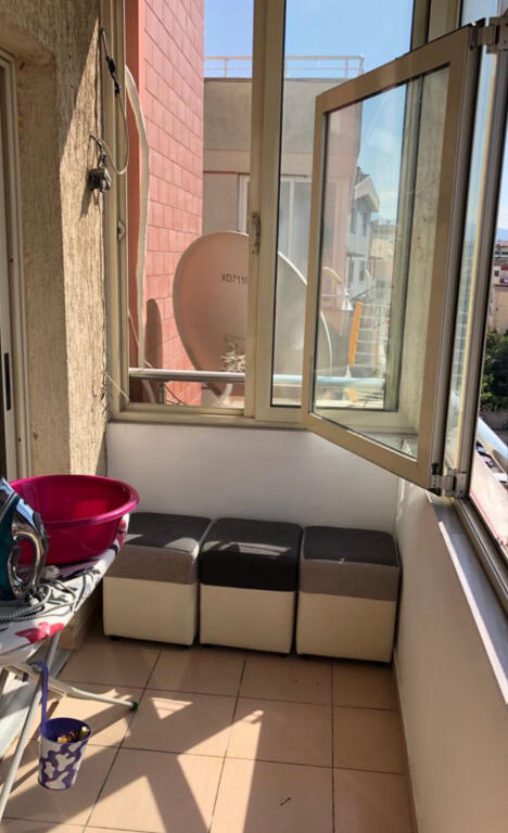 Një apartament 1+1 jepet me qera mbi qendrën Kristal, zona e Selitës.