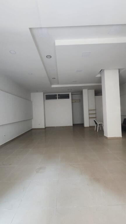 Spazio commerciale in affitto 100 m2 presso Komuna e Parisit