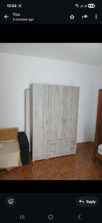 Un monolocale è in affitto in una villa a 4 piani situata al primo piano. È in ottime condizioni, appena realizzato da zero, tutto è nuovo.