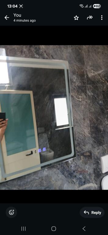 Un monolocale è in affitto in una villa a 4 piani situata al primo piano. È in ottime condizioni, appena realizzato da zero, tutto è nuovo.