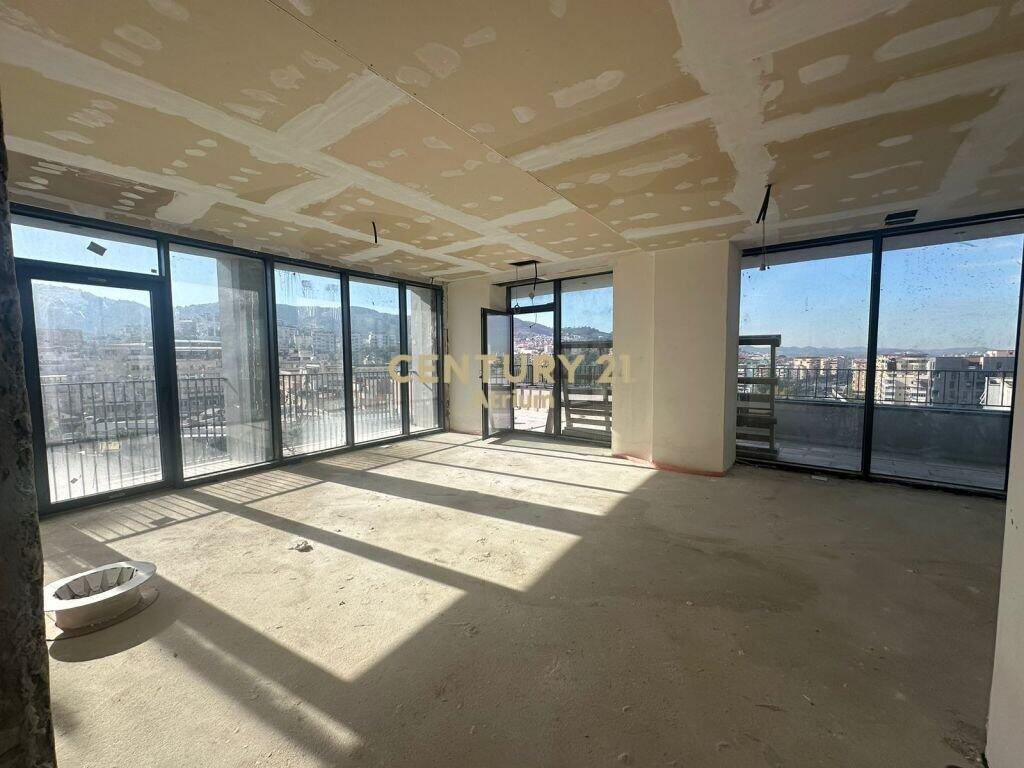 SHESIM APARTAMENT 3+1+2 + 2 POSTE PARKIMI TEK LIQENI TIRANES!