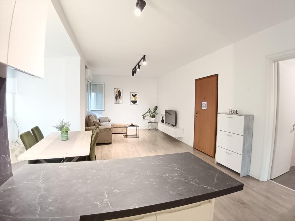 Apartament 1+1 për qira pranë Optika Roma, Pazari ri.