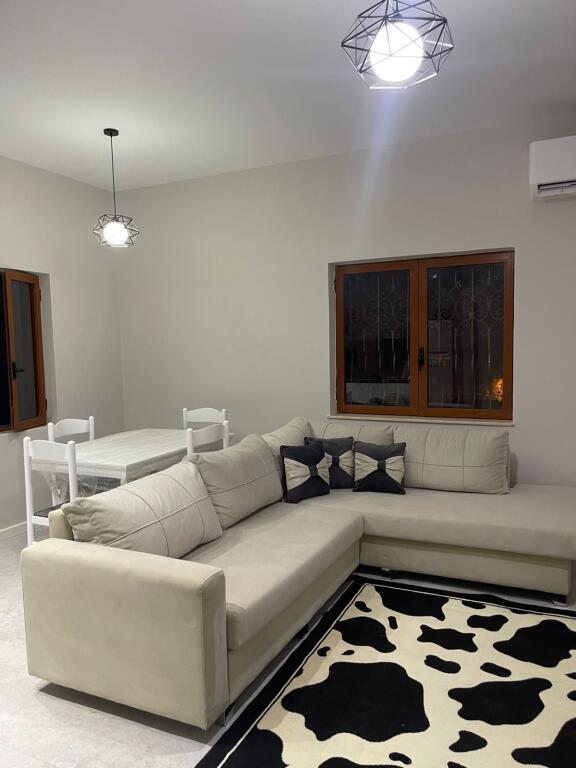 🏢Rruga Siri Kodra, pranë Karburant Gega Oil, jepet me qera apartament 2+1, i sapo mobiluar 500 Euro