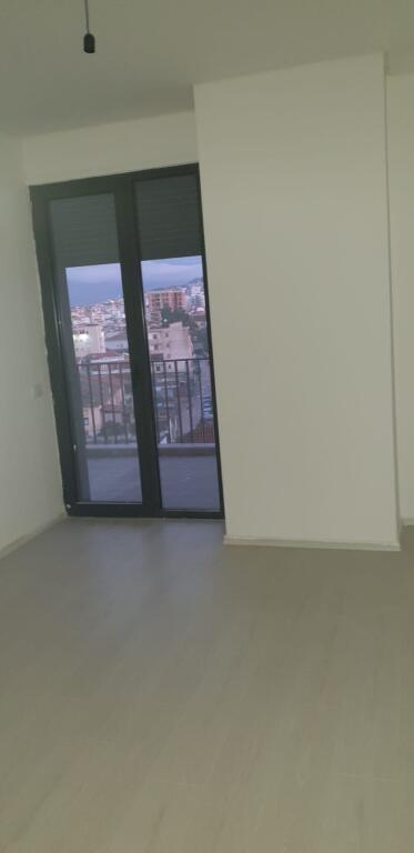 Jepet apartament 2+1+2 perballe Amerikan 3, rr Konferenca e Pezës, pjeserisht i mobiluar.