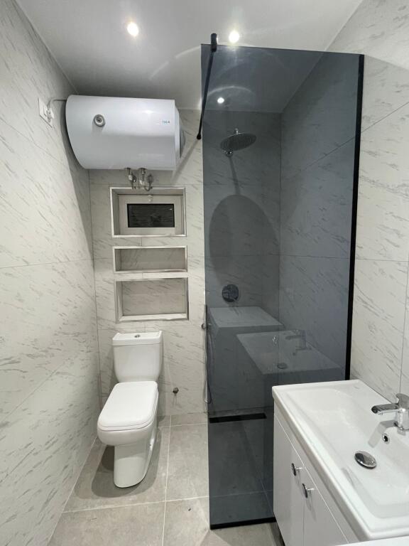 🏢Rruga Siri Kodra, pranë Karburant Gega Oil, jepet me qera apartament 2+1, i sapo mobiluar 500 Euro
